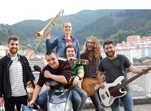 Mugi Panderoa taldeak zuzenean joko du zapatu honetan