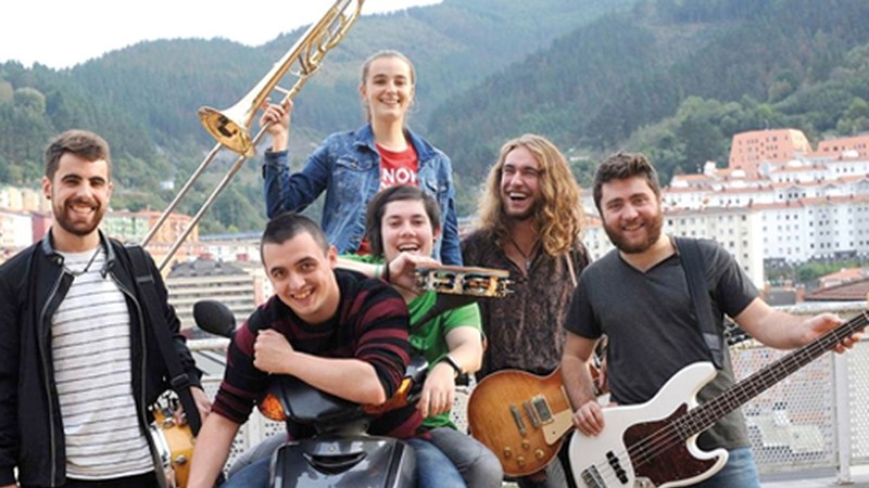 Mugi Panderoa taldeak zuzenean joko du zapatu honetan