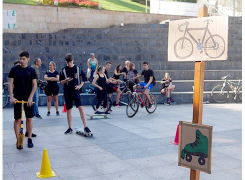 ‘Mugikortasun Jasangarriaren Martxa’ egin dute gaur Unikoek