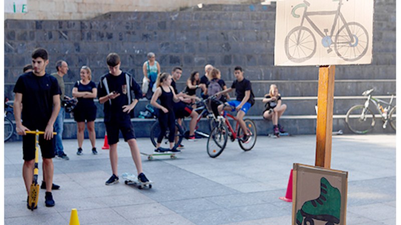 ‘Mugikortasun Jasangarriaren Martxa’ egin dute gaur Unikoek