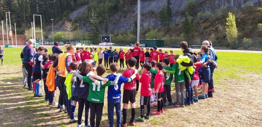 Multikirolak proiektuak jarraitu egingo duela bermatu die alkateak ikasleen familiei