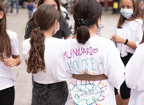 Mundua margotzen elkartasun koloreekin