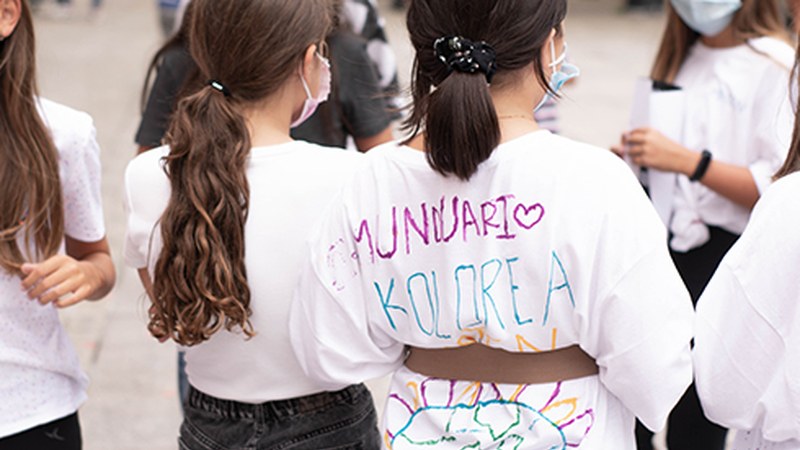 Mundua margotzen elkartasun koloreekin