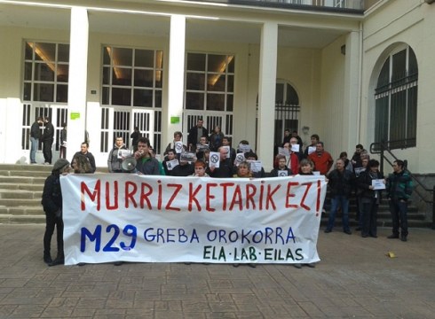 Murrizketen kontrako elkarretaratzea egin dute