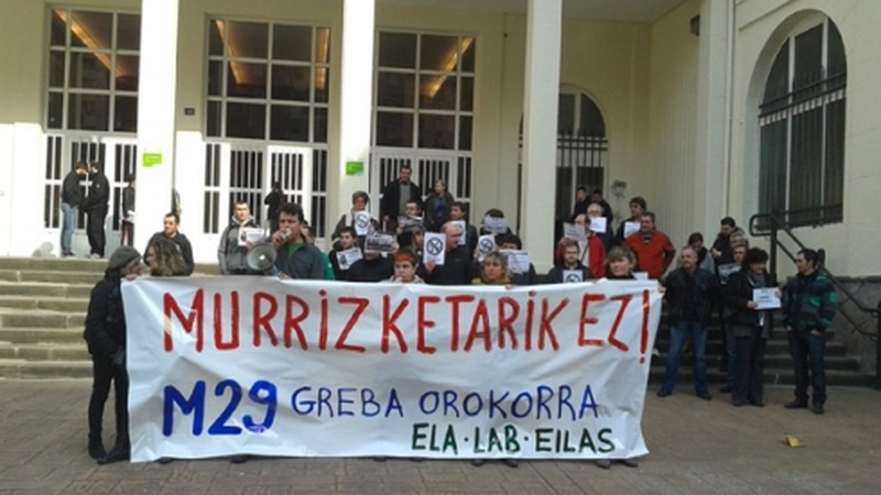 Murrizketen kontrako elkarretaratzea egin dute