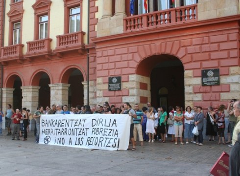 Murrizketen kontrako protesta egin da udaletxe parean
