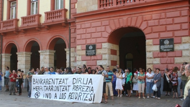 Murrizketen kontrako protesta egin da udaletxe parean