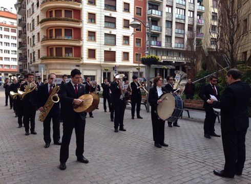 Musika Bandaren kalejira eta kontzertua domeka eguerdian