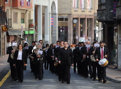Musika Bandaren kalejira eta kontzertua domekan