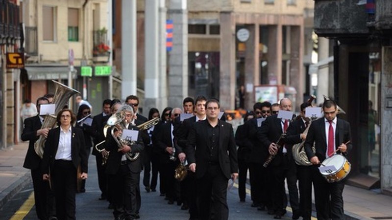 Musika Bandaren kalejira eta kontzertua domekan
