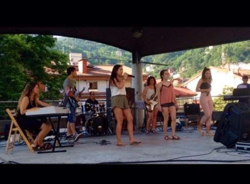 Musika Eskolako rock taldeek musikarekin egin diote aurre gaurko beroari