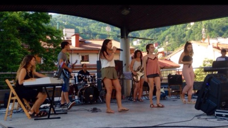 Musika Eskolako rock taldeek musikarekin egin diote aurre gaurko beroari