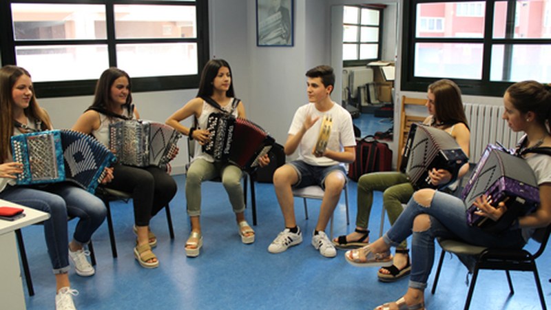 Musika eskolako trikitilari gazteak: “Kalean eta jendartean ibiltzea gustatzen zaigu” (bideoa ikusgai)