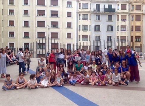 Musika eta dantza artean jolasten, giro ederrean ekin diote 52. Euskal Jaiko asteburuari