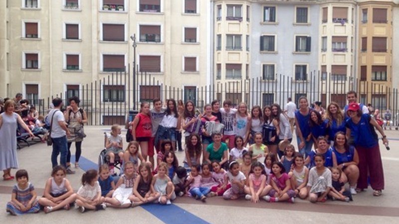 Musika eta dantza artean jolasten, giro ederrean ekin diote 52. Euskal Jaiko asteburuari