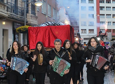 Musika eta su artean kalejiran ibili den sardinarekin agurtu ditugu Aratosteak