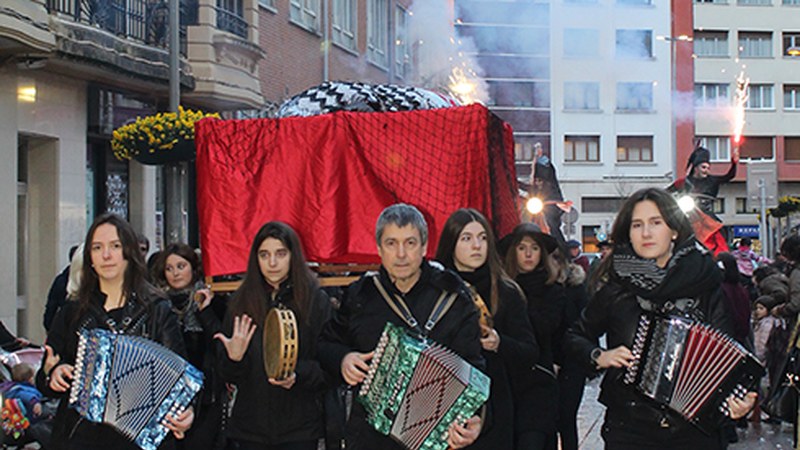 Musika eta su artean kalejiran ibili den sardinarekin agurtu ditugu Aratosteak