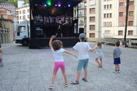 Musika, umeentzako ekintzak eta Drag tailerra nagusi San Juan eguneko arratsaldean