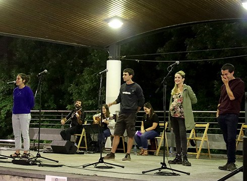 Musikaz lagundutako bertso saioa hartu zuen Txaltxa Zelaiak barixakuan