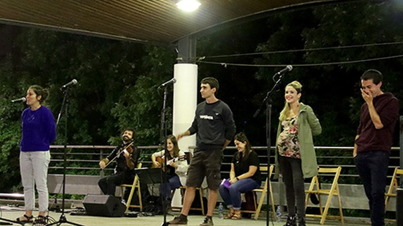 Musikaz lagundutako bertso saioa hartu zuen Txaltxa Zelaiak barixakuan