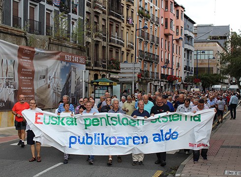 Nagusien eskubideen aldeko manifestazioa egin dute gaur eguerdian