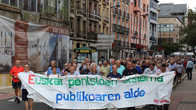 Nagusien eskubideen aldeko manifestazioa egin dute gaur eguerdian