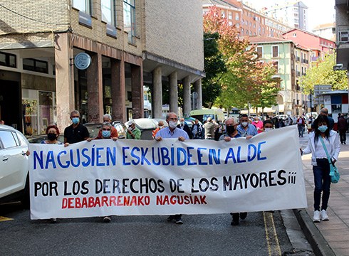Nagusien eskubideen aldeko mobilizazioa egin da gaur eguerdian Eibarren