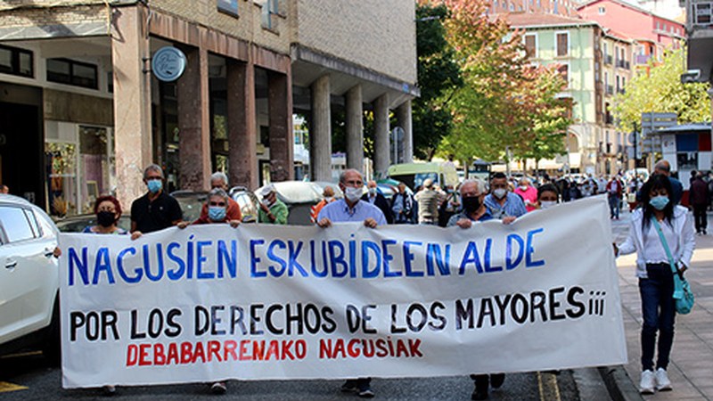Nagusien eskubideen aldeko mobilizazioa egin da gaur eguerdian Eibarren