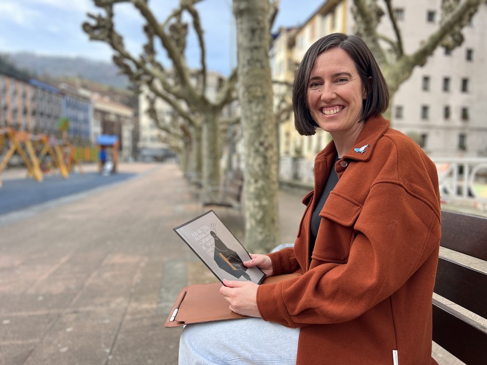 NAIARA SARASKETA: “Oso irudi geometrikoak egitera ohituta nago eta proiektu hau nire mundu karratutik irteten zen”