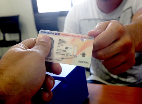 NAN eta pasaportea tramitatzeko bulegoa Eibarren berriz zabaltzeko konpromisoa lortu dute jeltzaleek