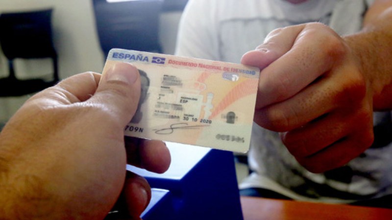 NAN eta pasaportea tramitatzeko bulegoa Eibarren berriz zabaltzeko konpromisoa lortu dute jeltzaleek