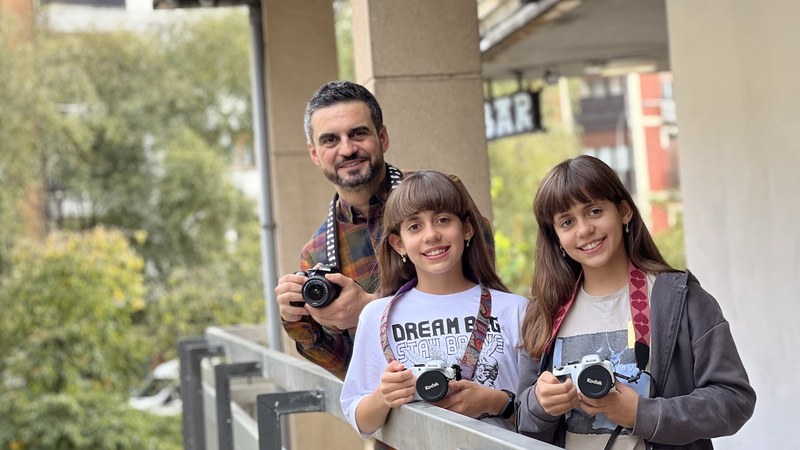 Naroa, Uxue eta Fernando Solana: “Telefono mugikorrarekin alderatuz, argazkiak kamerarekin egitea beste kontu bat da”