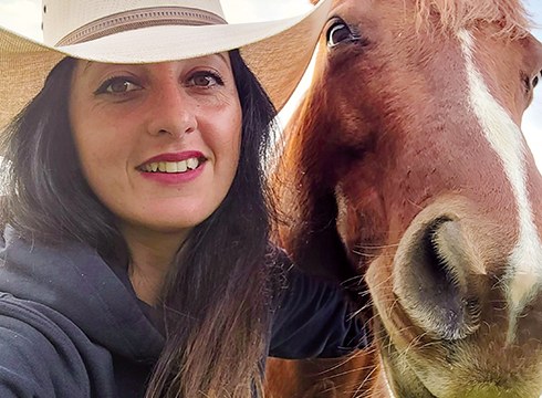 Nataly Villen: “Gure zaldiak koadrilan bizi dira, gizakion antzekoak dira zentzu horretan”