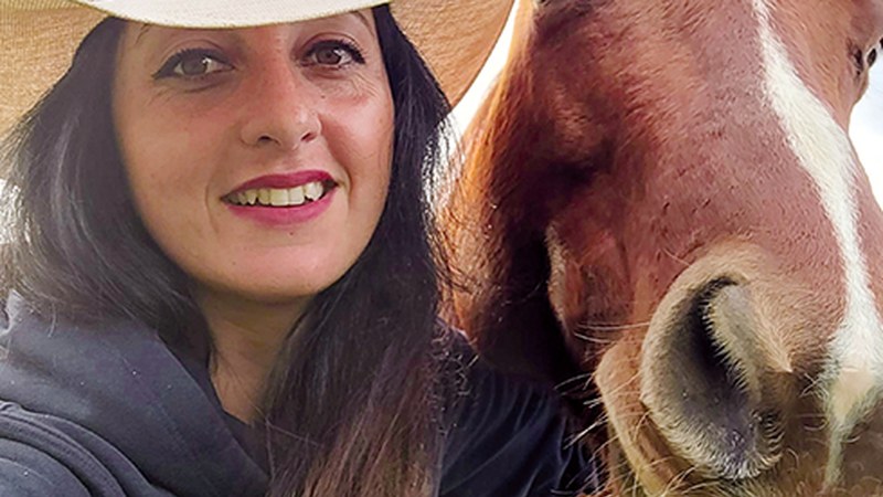 Nataly Villen: “Gure zaldiak koadrilan bizi dira, gizakion antzekoak dira zentzu horretan”