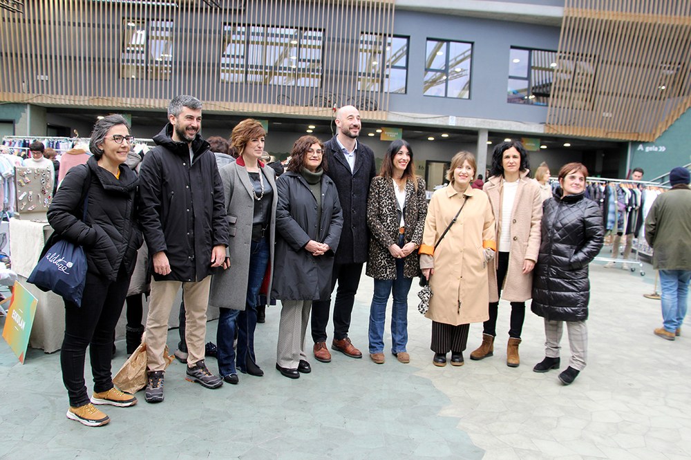 Neguko Aukeren Azoka inauguratu dute gaur goizean udal agintariek eta merkatarien ordezkariek