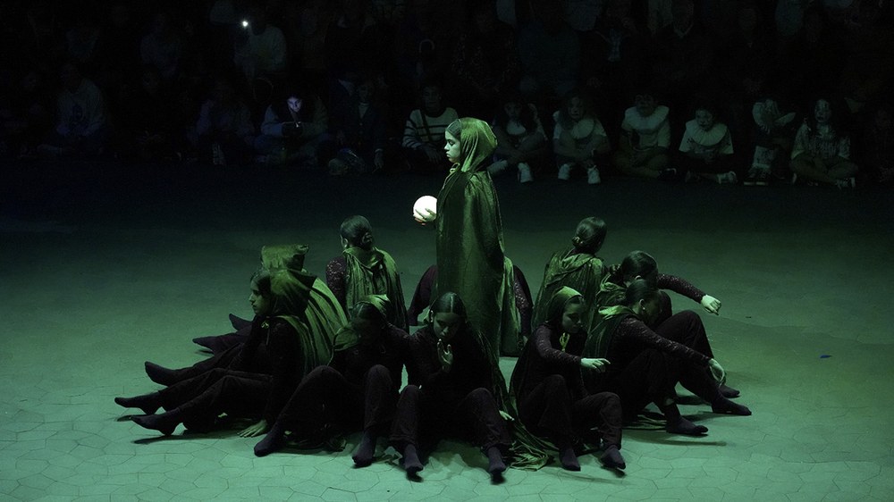 Nele Dantza Eskolakoek koreografia ikusgarriekin ospatu dute Gau Beltza