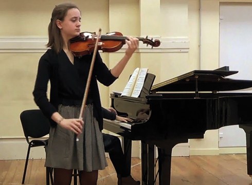 Nerea Arriola (biolinista): «Egunero pare bat ordu entseatzen dut gutxienez»