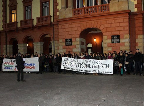 Neska bati Txontan gertatutako erasoaren kontrako elkarretaratzea egin da