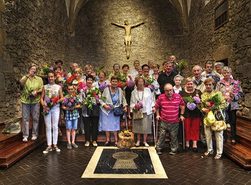 Ohiturari jarraituta San Juan sorbak bedeinkatu zituzten Azitaingo elizan