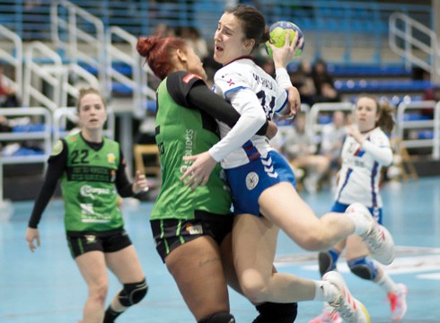 Ohorezko Zilarrezko Mailan jokatzen duen Mecalbe Eibar Eskubaloia taldeak 27-28 galdu zuen Atarrabian