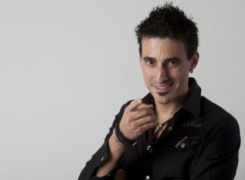 Oihan Vega (aurkezle eta musikaria): “Umoreak lagunduta, euskerarekin dugun jarrera begibistan ipintzen dugu”