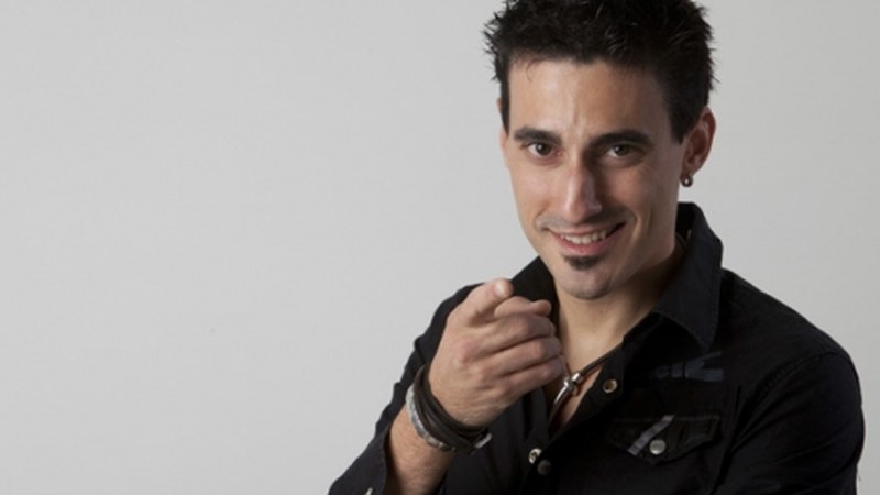 Oihan Vega (aurkezle eta musikaria): “Umoreak lagunduta, euskerarekin dugun jarrera begibistan ipintzen dugu”