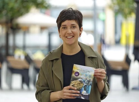 Olatz Mitxelena idazleak “Arrain hezur bat eztarrian" liburuaren gainean egingo du berba “Harixa Emoten”eko saioan