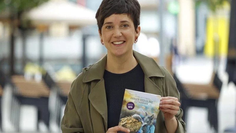 Olatz Mitxelena idazleak “Arrain hezur bat eztarrian" liburuaren gainean egingo du berba “Harixa Emoten”eko saioan