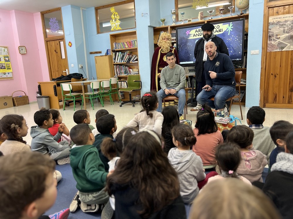 Olentzero eta Gaspar erregea Andra Mari Eskolan egon dira gaur goizean