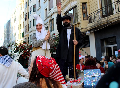 Olentzero eta Mari Domingi herriko kaleetan zehar kalejiran ibili dira