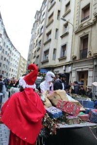 Olentzero eta Mari Domingirekin batera kantuan pozik ibili dira Eibarko haurrak