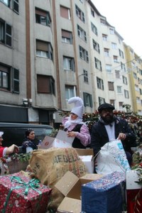 Olentzero eta Mari Domingirekin batera kantuan pozik ibili dira Eibarko haurrak