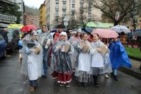 Olentzero eta Mari Domingirekin batera kantuan pozik ibili dira Eibarko haurrak