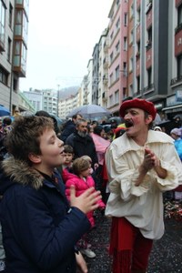 Olentzero eta Mari Domingirekin batera kantuan pozik ibili dira Eibarko haurrak